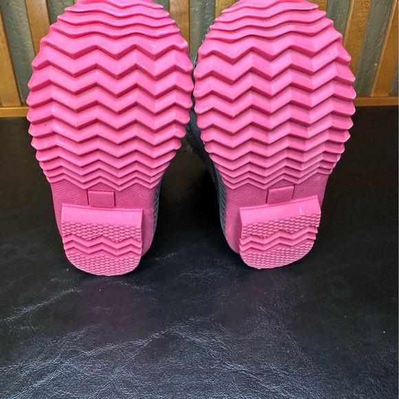 Old Navy Little Girls Gray/Pink Snow Boots - Picture 5 of 7